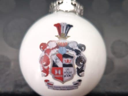 Weihnachtskugel aus Porzellan mit Wappen der Verbindung