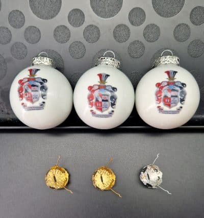 3 Weihnachtskugeln aus Porzellan mit Wappen der Verbindung