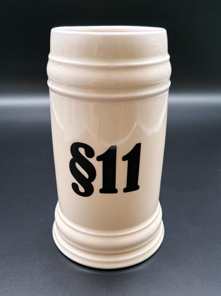 1 Liter Bierkrug aus Porzellan mit Aufschrift §11 Vorderansicht