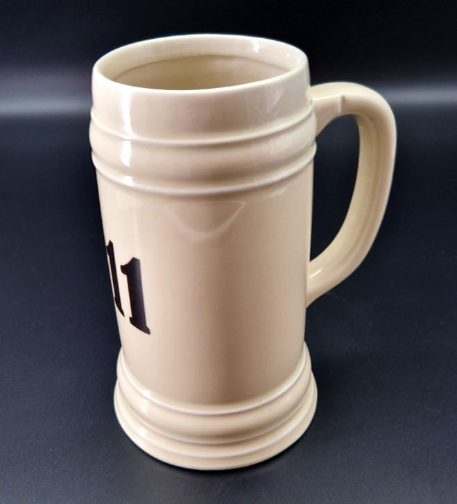 1 Liter Bierkrug aus Porzellan mit Aufschrift §11 Seitenansicht