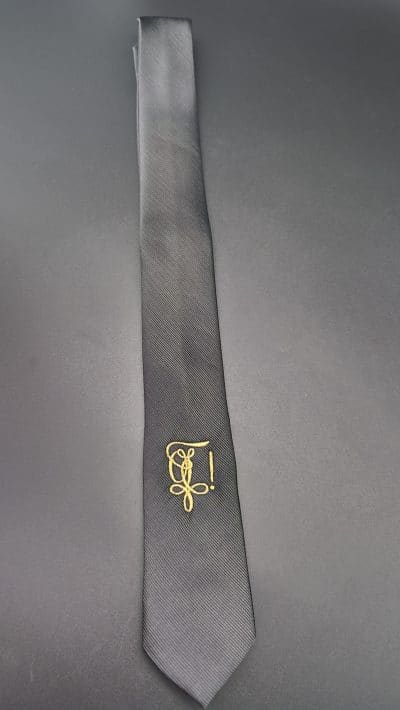 Krawatte mit goldenen Zirkel bestickt