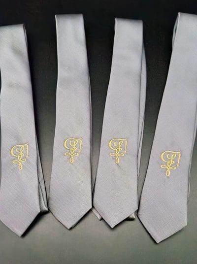 4 Jacquard Krawatte mit goldenen Zirkel bestickt