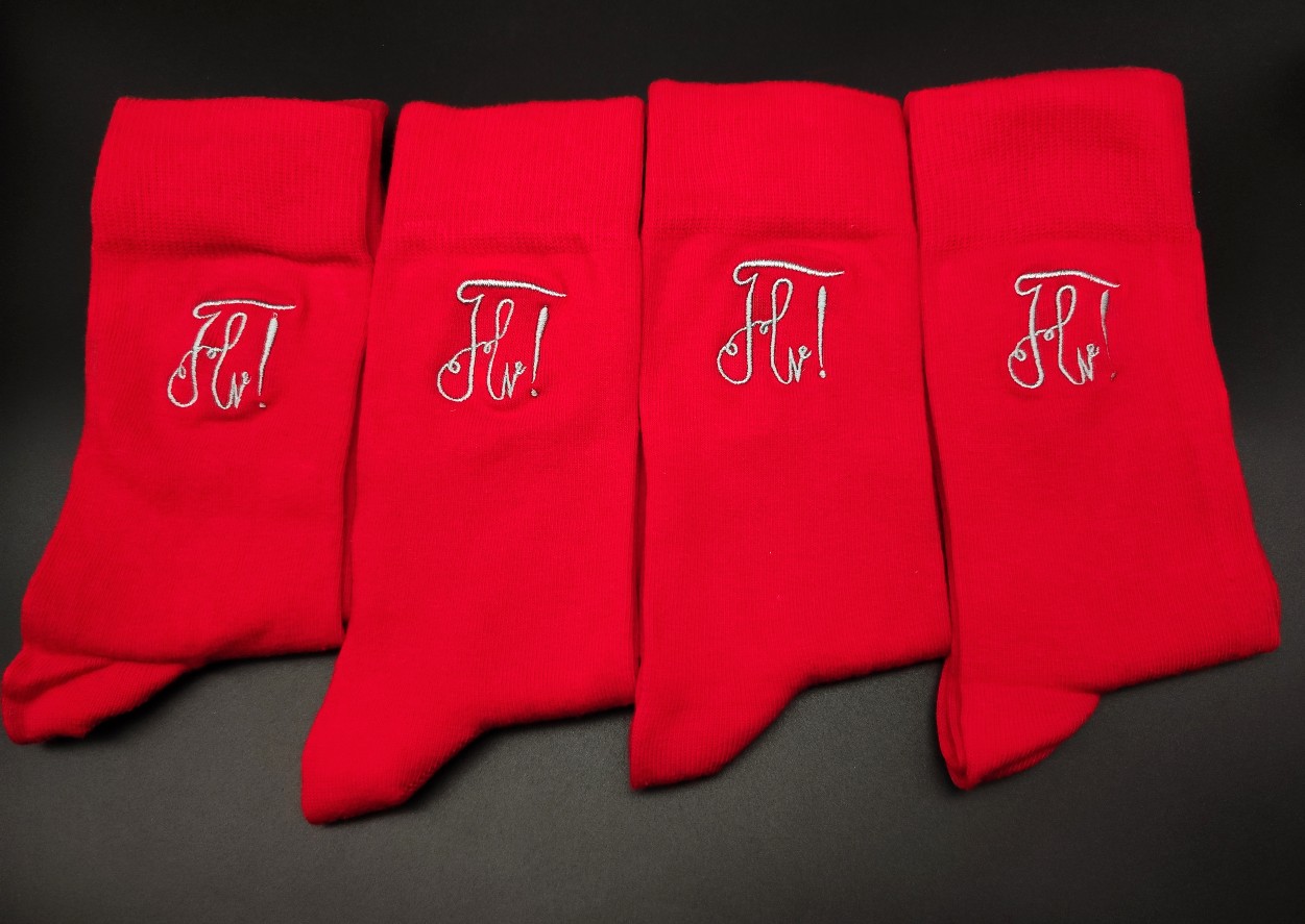 4 rote Socken mit Zirkel-Stickerei