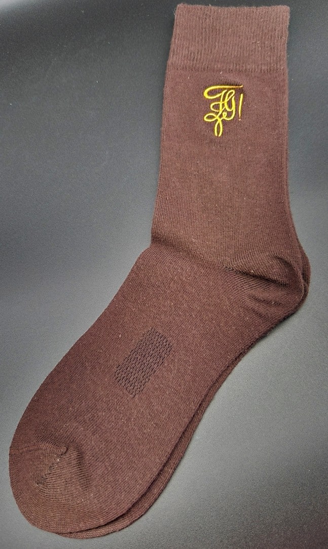 Braune Socke mit individueller Zirkel-Stickerei