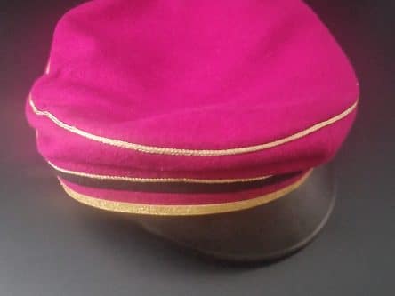 Mütze schwarz/kamesinrot/gold mit kamesinrotem Deckel