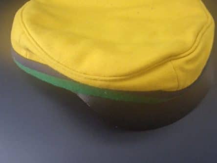Mütze dunkelblau/dunkelgrün mit gelbem Deckel