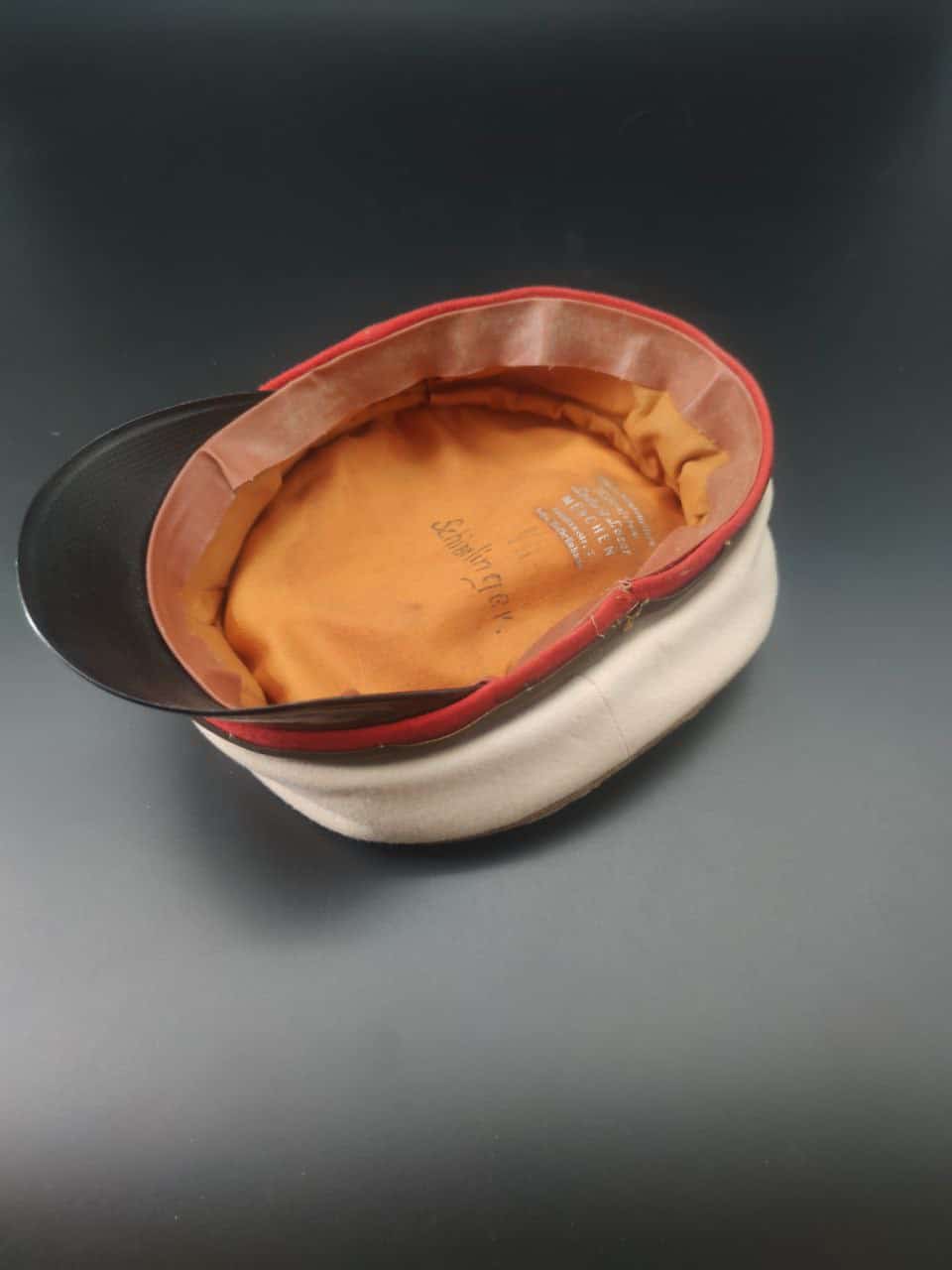 Mütze blau/schwarz/rot mit weißem Deckel – Bild 2