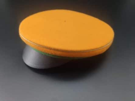 Mütze rot/gold/grün mit orangenem Deckel