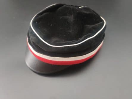 Mütze schwarz/weiß/rot mit schwarzem Deckel