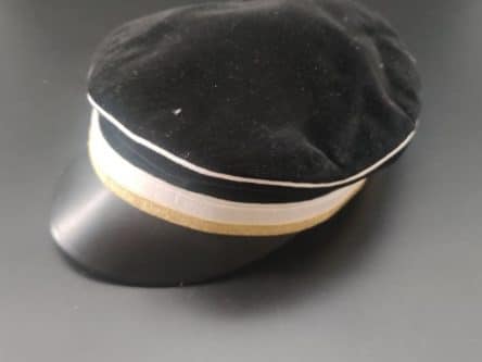 Mütze schwarz/weiß/gold mit schwarzem Deckel