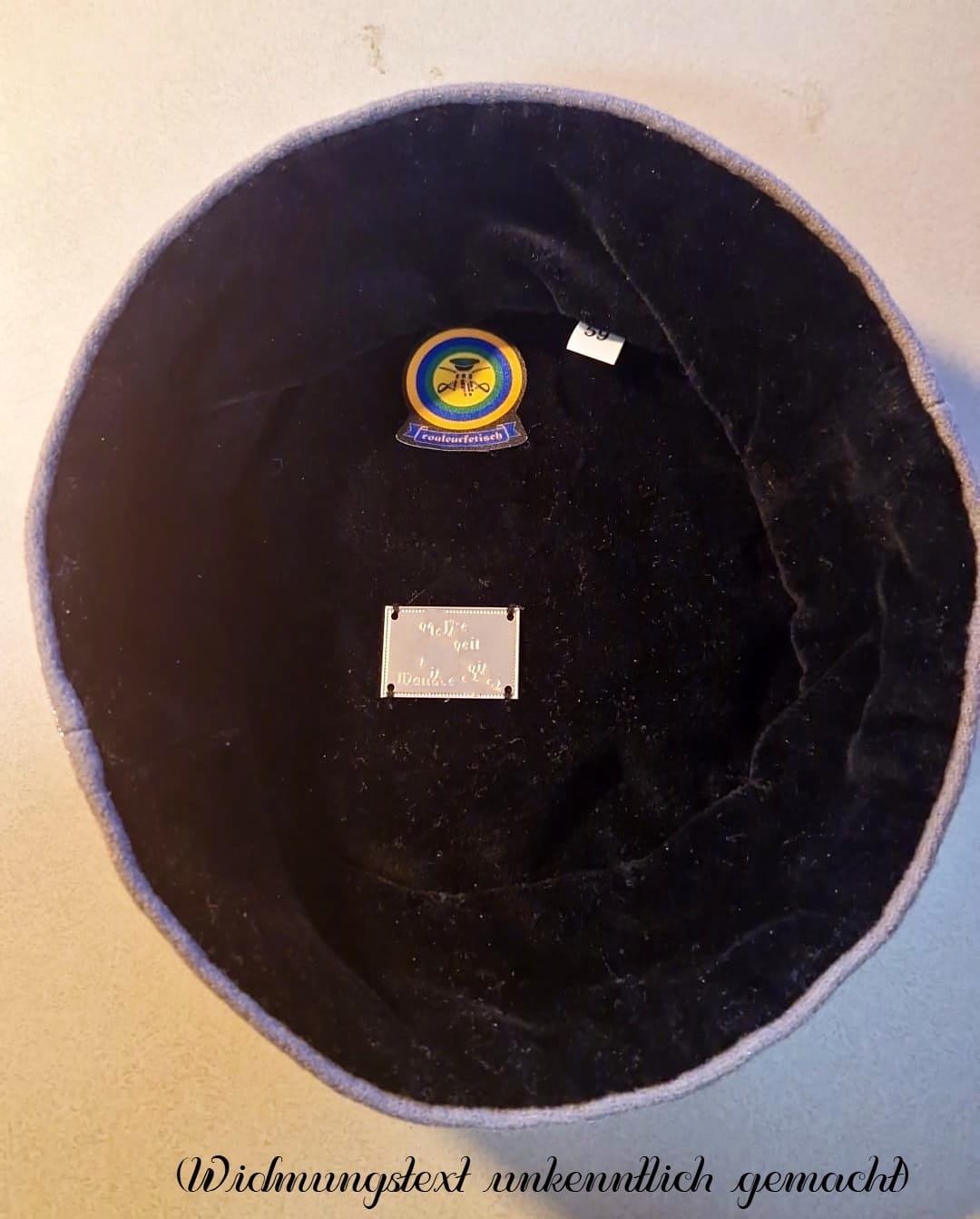 Foto von gesamten Tönnchen inkl. dem angenähten gravierten Widmungsschildchen