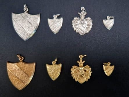 Alle 4 Damen-Anhänger im Vergleich - silber & Silber vergoldet Vorderseite