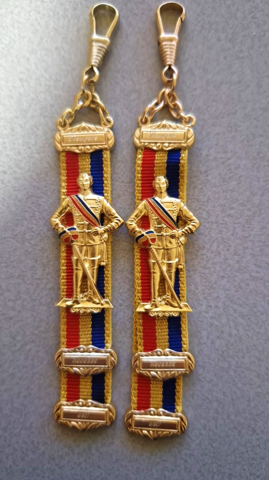 Modell Chargierter als Beispiel mit Band und Farben