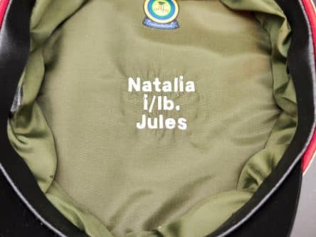 Innenfutter-Stickerei im Innenfutter einer Mütze