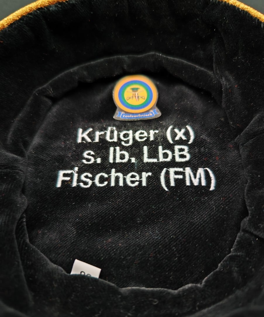 Innenfutter-Stickerei im Innenfutter einer Mütze