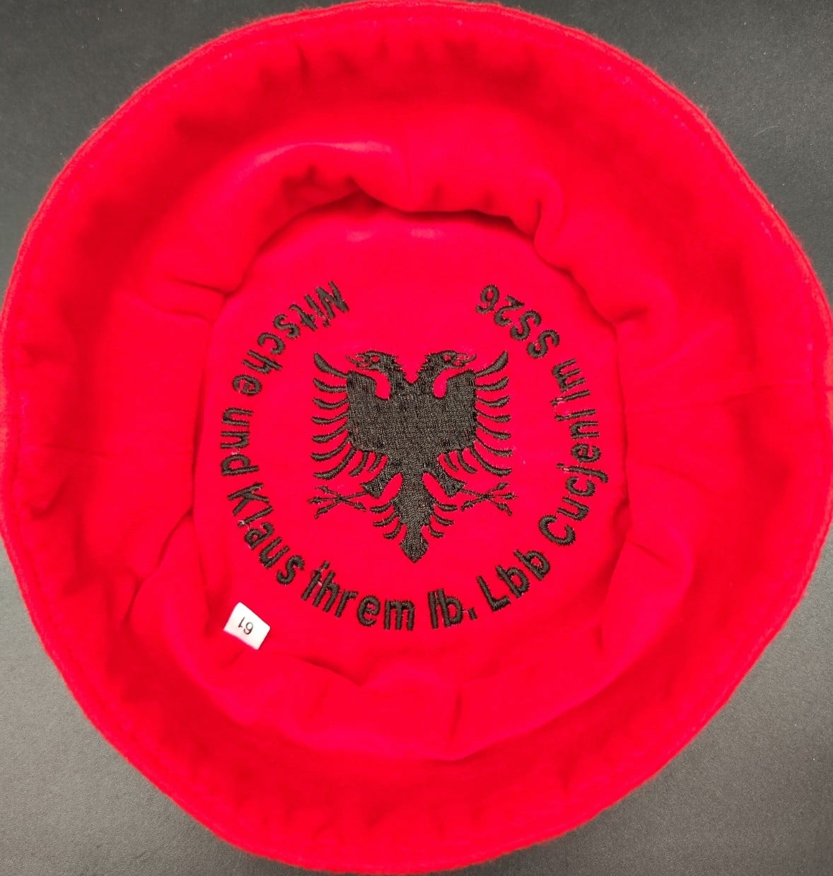 Innenfutter-Stickerei im Innenfutter einer Mütze