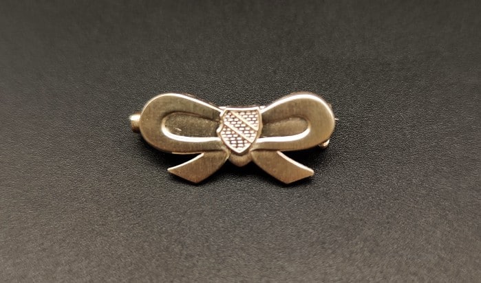 Sektzipfelschleife aus Metall versilbert mit Farbwappen