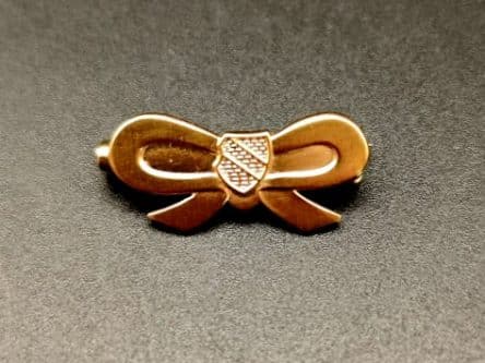 Sektzipfelschleife aus Metall vergoldet mit Farbwappen