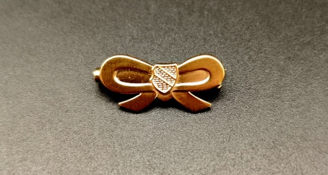 Sektzipfelschleife aus Metall vergoldet mit Farbwappen