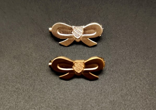 Sektzipfelschleifen aus Metall vergoldet und versilbert mit Farbwappen