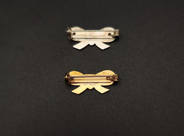 Sektzipfelschleifen aus Metall vergoldet und versilbert mit Farbwappen Rückseite